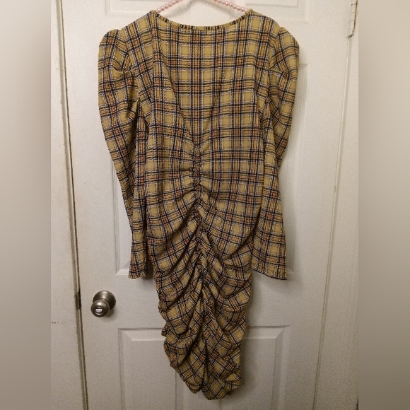 Absolutely it! Beige plaid rutched midi dress - Picture 2 of 3